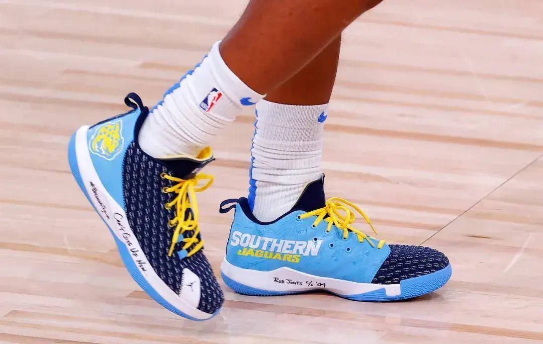 xii su pe雷霆控卫保罗上脚:雷霆队的比赛中白金的配色还是很帅气的