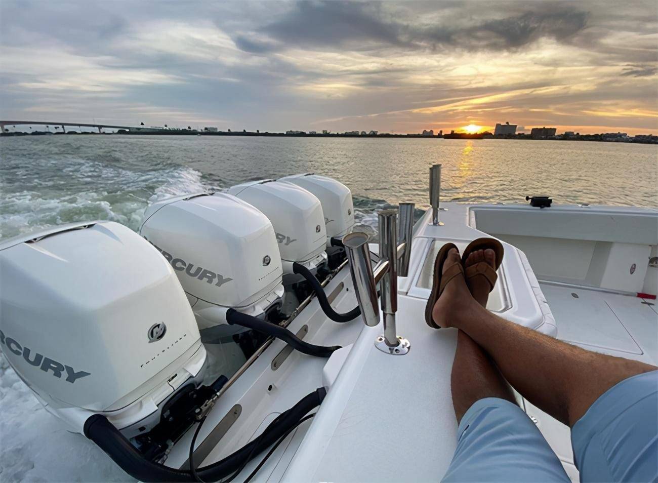 价值不菲的游艇,阳光惬意,20多岁的小伙啃老啃出了中年商业大亨的派头