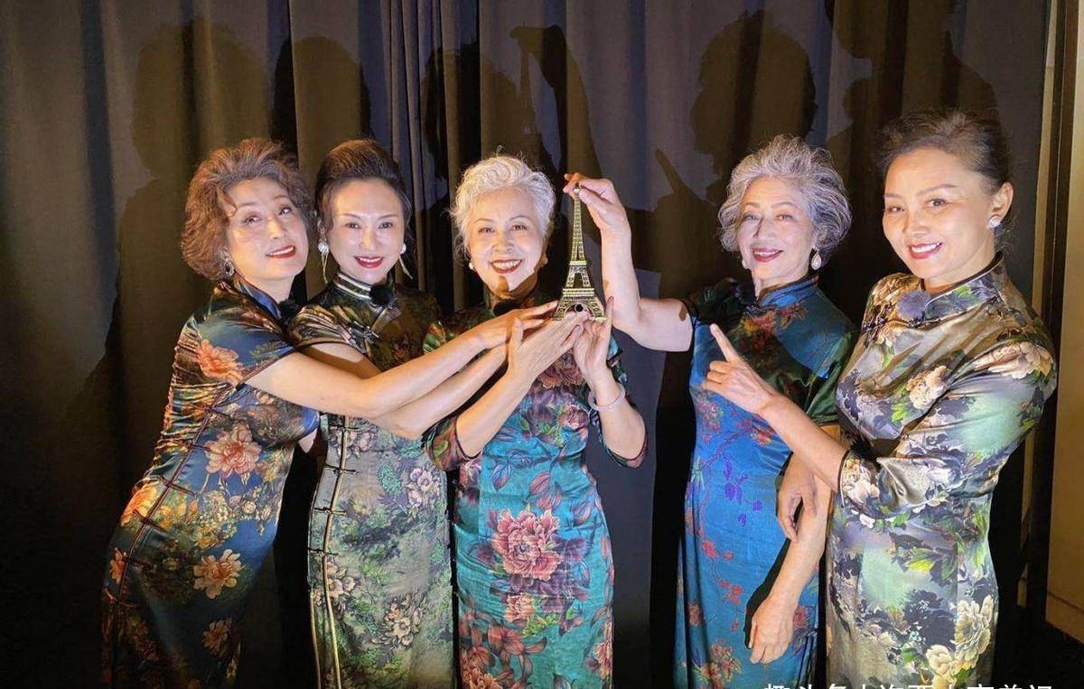 这群上海奶奶凭时尚街拍火了,平均年龄60 却美得时髦还优雅