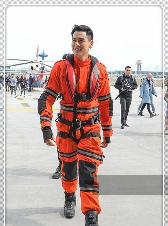 当彭于晏和刘昊然同穿救援服的那一刻,才知道颜值比衣品重要太多_穿着