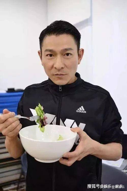 刘德华:任由大姐穷困潦倒,却助幼弟开公司成富豪_生活_一家人_刘德盛