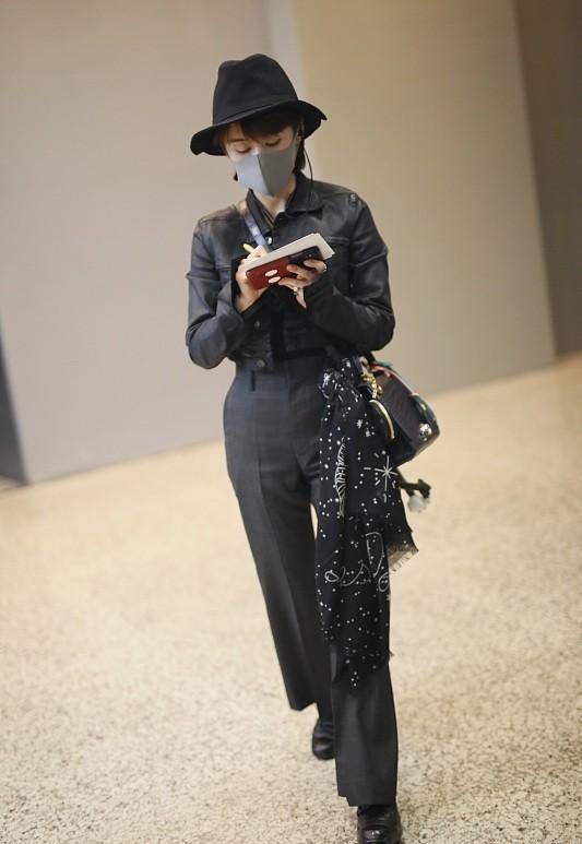 王子文的气质可真时尚,穿红色皮衣配"大金链子",真的好帅气啊_皮革