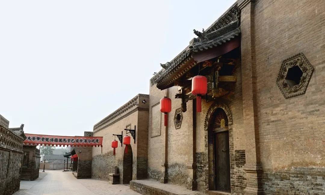 宝泉益酒坊的东家是汾阳城内绅士王协舒,他选择在具有悠久酿酒历史的