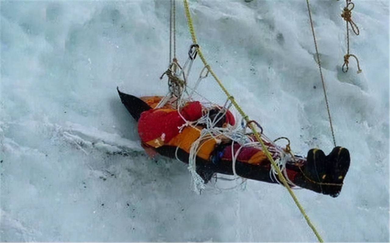 珠峰著名遇难者"绿靴子",20多年都没人敢将他搬下山,究竟为何_登山