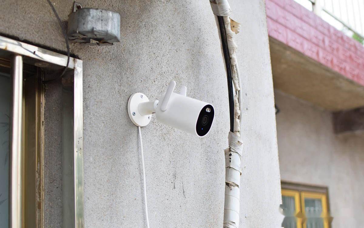 用电钻/电锤在孔位钻上3只6mm孔,然后把摄像机用螺丝钉固定