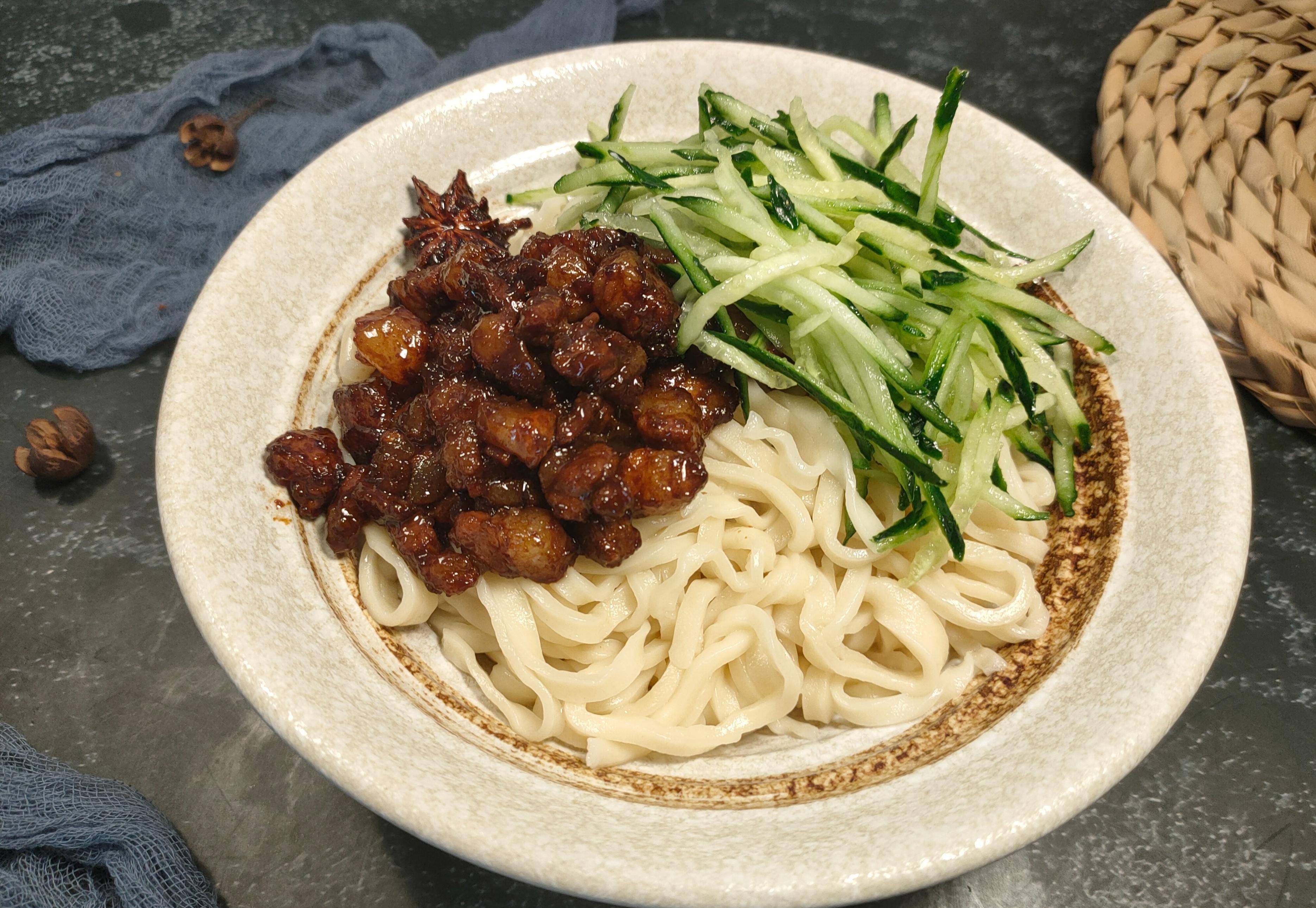 做炸酱面,用甜面酱还是黄豆酱?都不对!