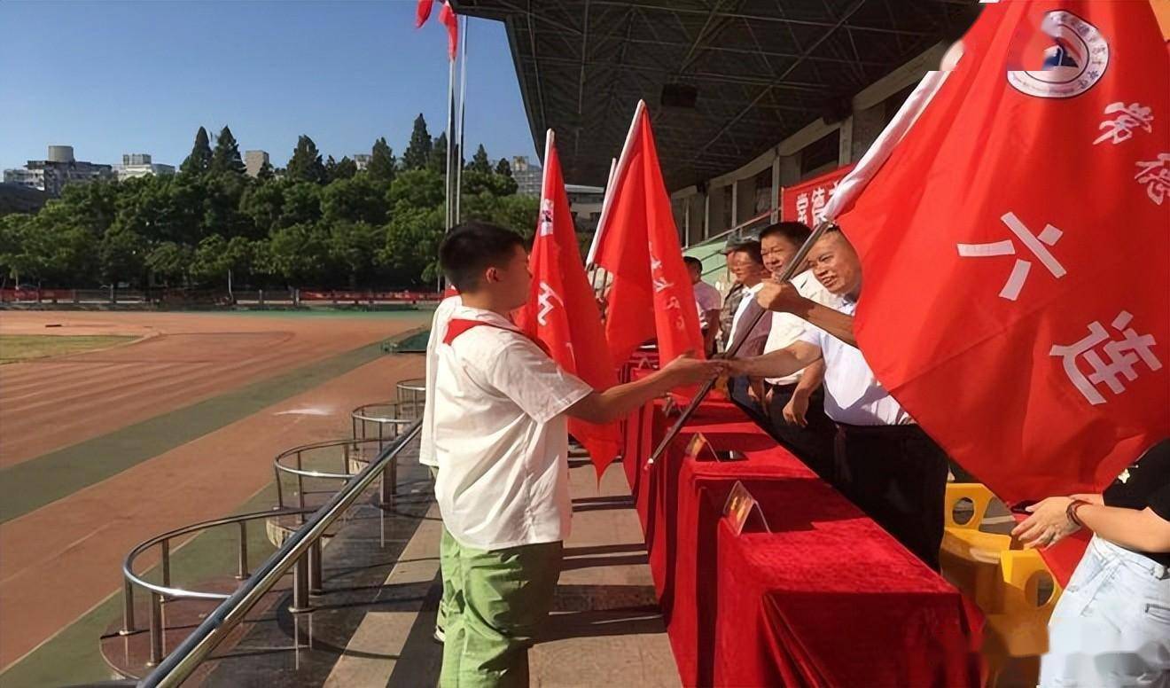 常德市育才中学举行2022级新生入学教育启动仪式_活动_系列_军训教官