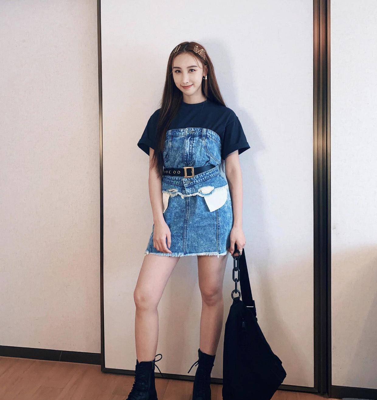 许靖韵放飞自我,粉色衬衫配黑色短裙超甜美,让自己秒变国民初恋_显得