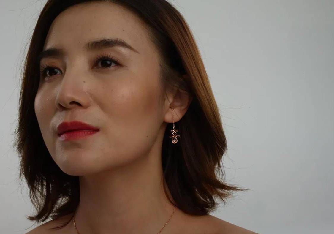 宋佳拍广告现场图,皮肤暗沉毛孔粗大,法令纹深是老阿姨的面容!