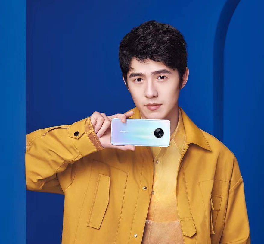 刘昊然语音群聊曝光近期动态,"自拍黑洞"成功翻身?_vivo_微信_媒体