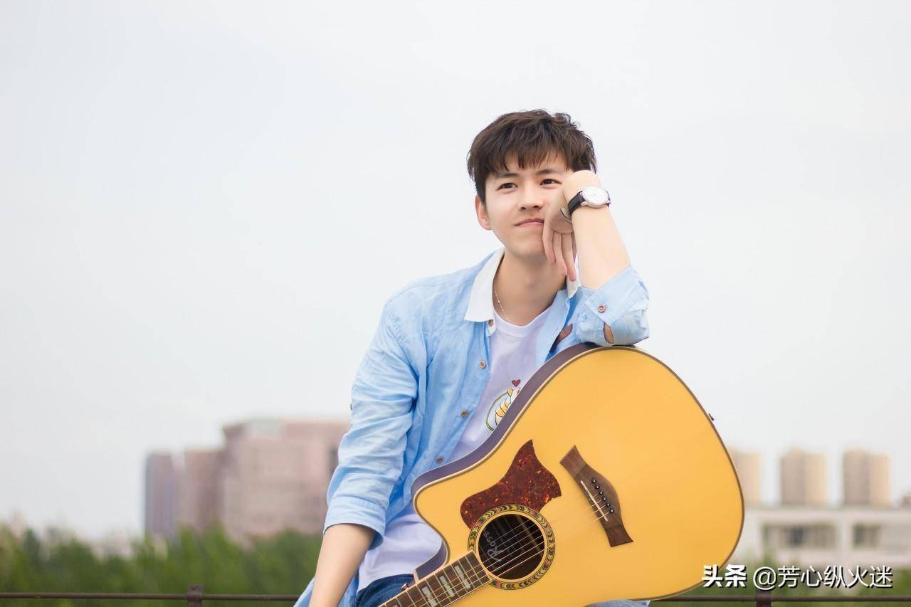 刘昊然意气风发少年郎,剑眉星目真性情,网友:未来可期_多变的_角色