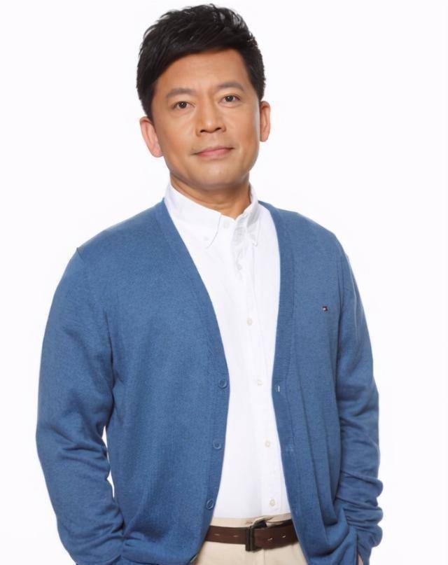 何振军出生在四川的一个军人家庭,在父亲严厉教导下,让何政军从小懂得