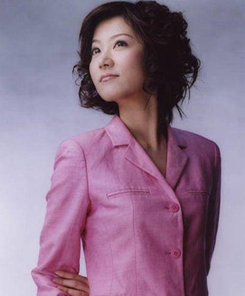 东方卫视主持人李菡,嫁大10岁二婚男邱启明,幸福恩爱令人羡慕_电视