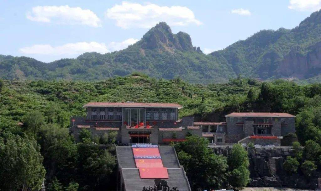 干部学院坐落在前南峪的麻峪沟,这里曾是李保国教授缘结太行山工作的