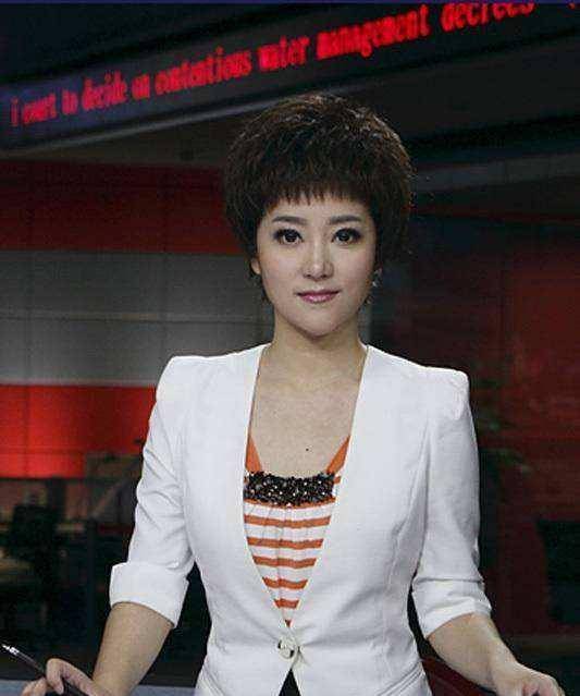 东方卫视主持人李菡,嫁大10岁二婚男邱启明,幸福恩爱令人羡慕_电视