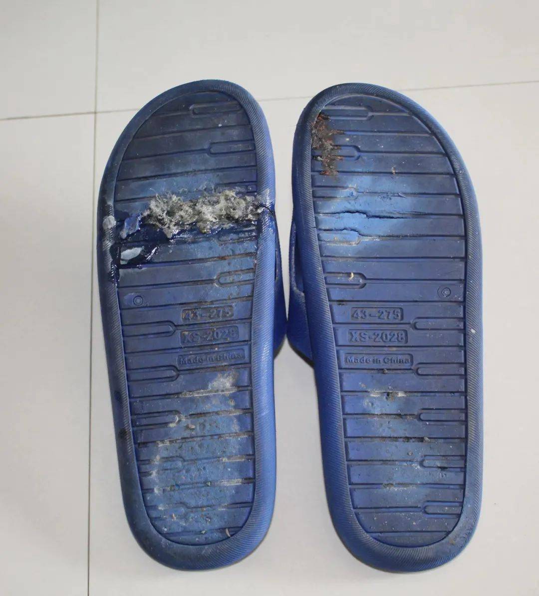 胡金华生前穿的拖鞋这个茶杯,陪胡金华走过了17载监管工作的风风雨雨