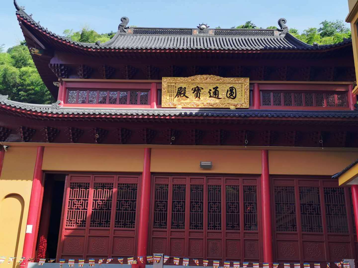 杭州市蕭山區義橋鎮聖果寺在西山村,背山面溪,取佛經中