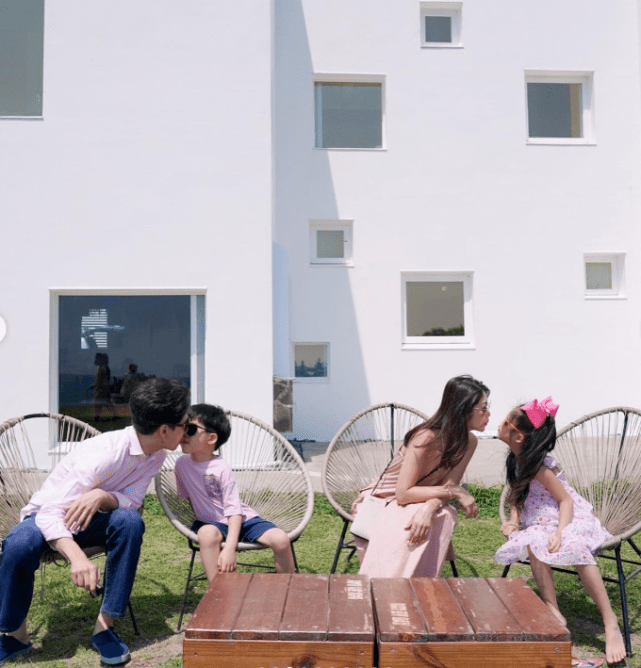 林志颖弟弟全家确诊新冠,妻子晒合影为儿子庆生,亲吻孩子画面温馨_林