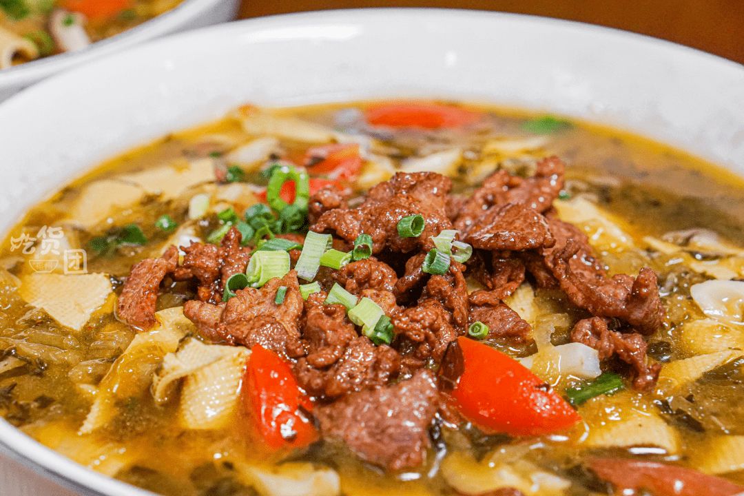 two兰溪牛肉面不过他家只有到了春天的时候用春笋,现在的浇头笋片换成