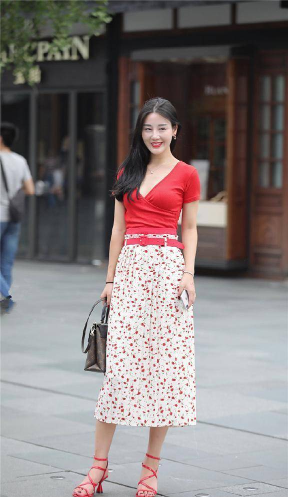 需要依靠服装来解决穿搭问题,其实完全不必这样,学着当大姐姐不好吗?