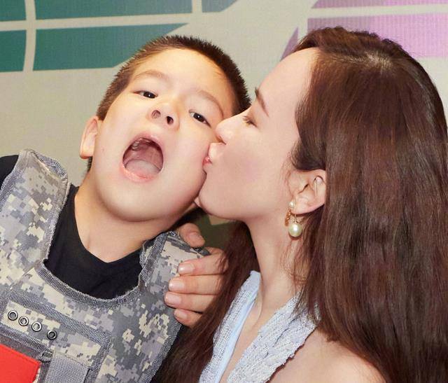 "小萌娃"嗯哼长大啦,7岁近照帅出新高,这颜值我爱了爱了_霍思燕_杜江