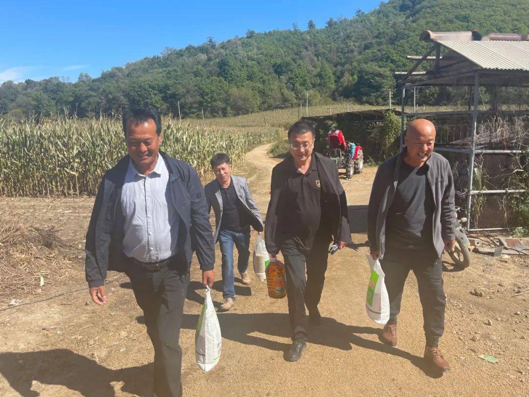 人口集中包保帮扶工作要求,9月20日,龙潭区教育局来到了缸窑镇致富村