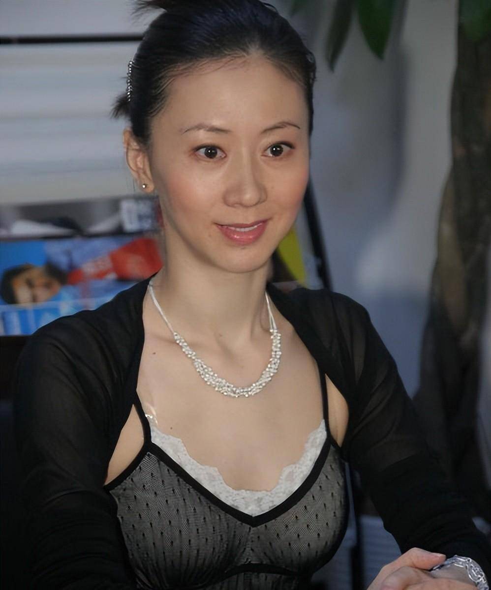 原创人体模特汤加丽被父亲嫌弃与丈夫离婚46岁再给父母添心病