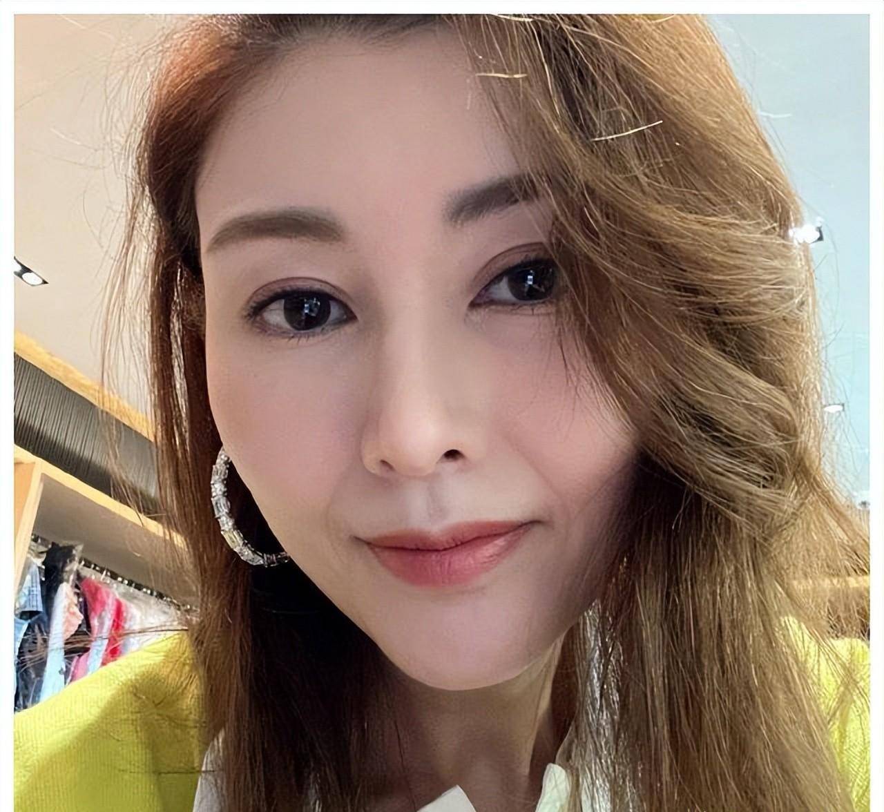 52岁李嘉欣晒自拍照,一双大眼睛炯炯有神,妆容精致宛如少女_许晋亨