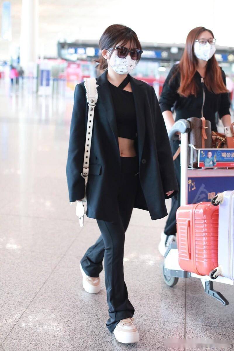 赖美云现身北京机场,身着露脐装秀好身材_北京机场_赖美云_好身材