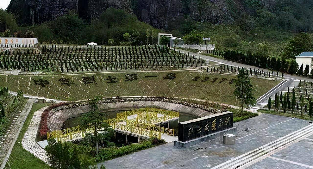 一位73岁老妇人走进烈士陵园,指着一块墓碑说:这就是我_刘法玉_兴国县