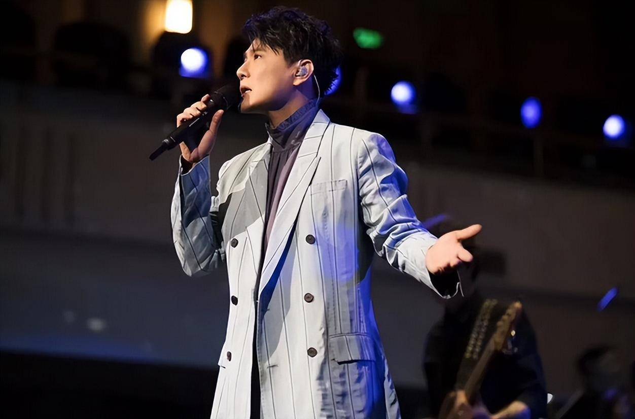 张信哲接单200万寿宴商演,脸面肿胀身材走样被群嘲!