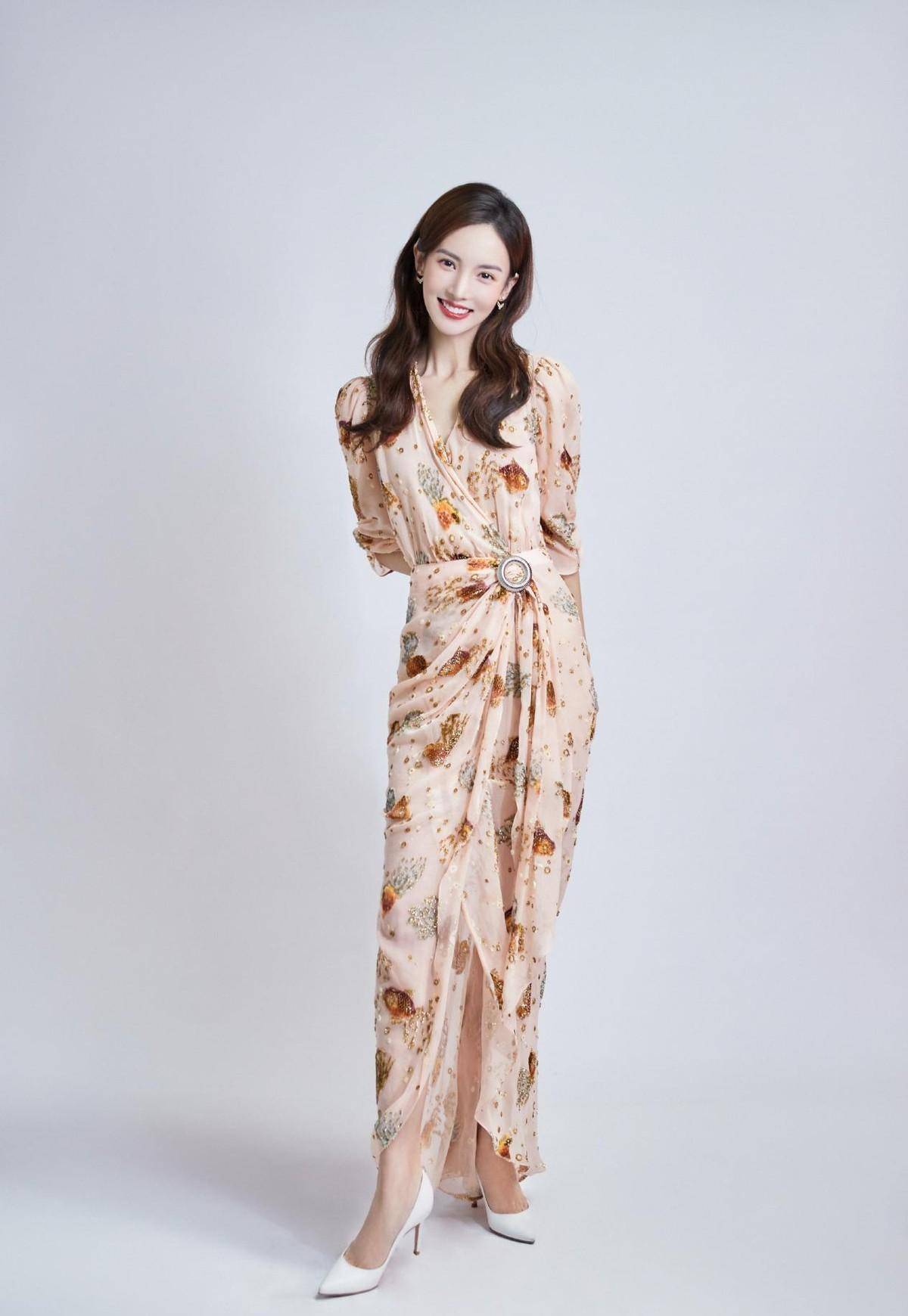 金晨瘦成"纸片人",穿黑色抹身材裙走红毯,可惜身材没料撑不起来_少女