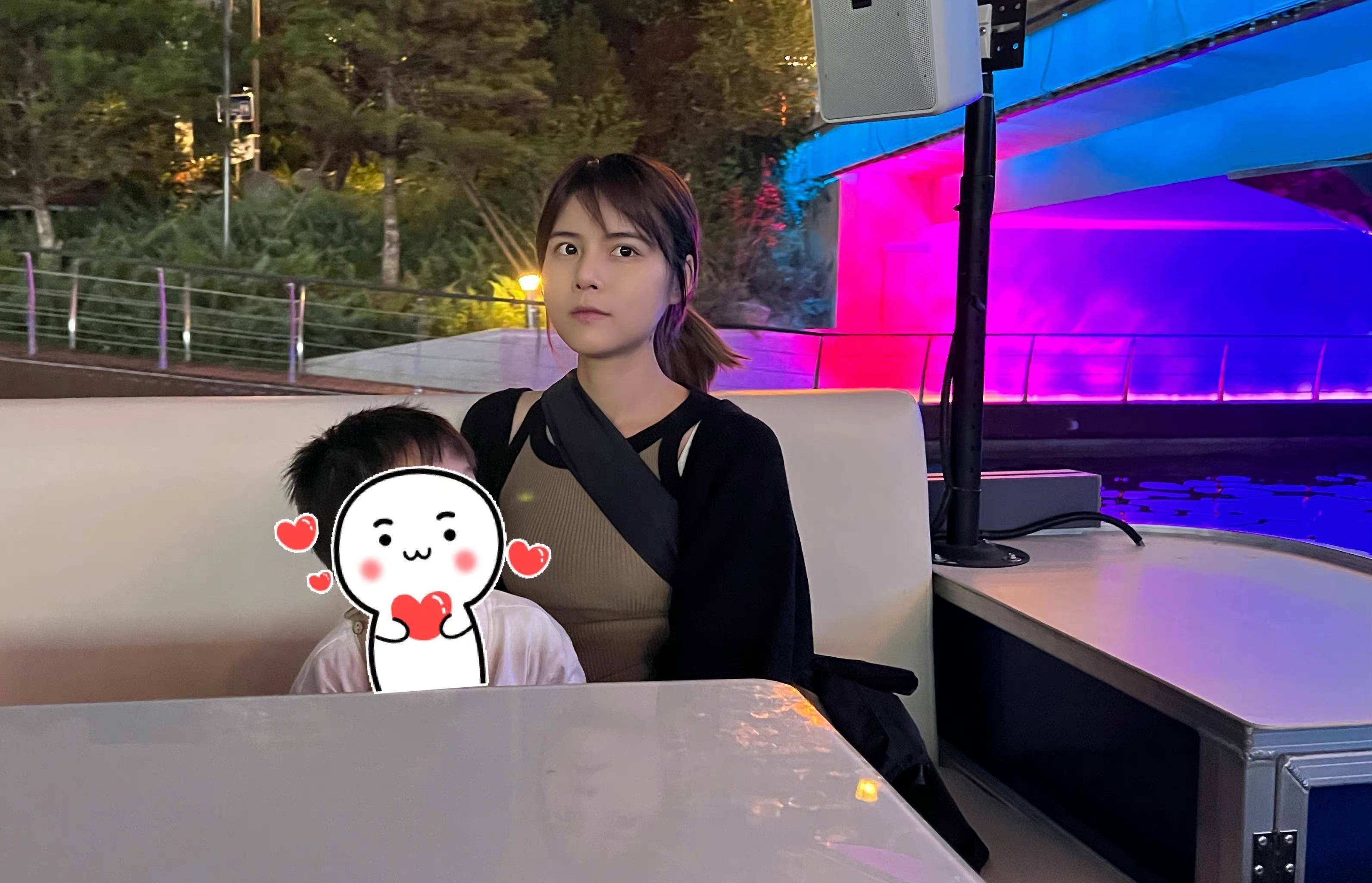 67廖语辰首晒母子合照,2岁半帅儿神似苏醒,就连