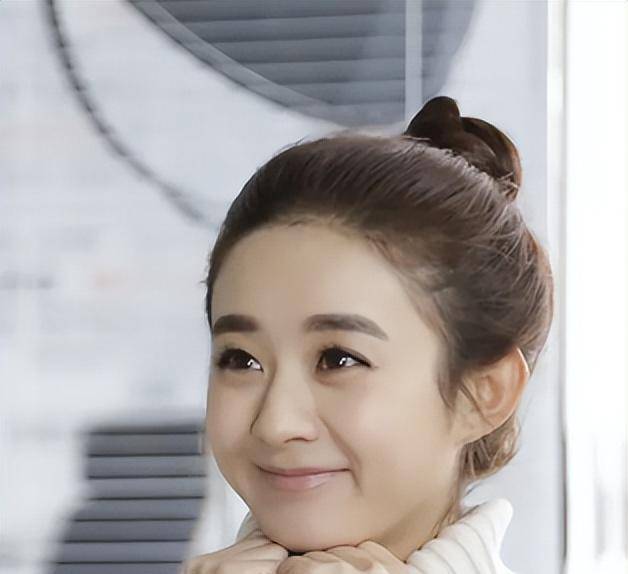 赵丽颖玩《姗姗来迟》的时候,有着一张温柔甜美的娃娃脸,圆圆的丸子头