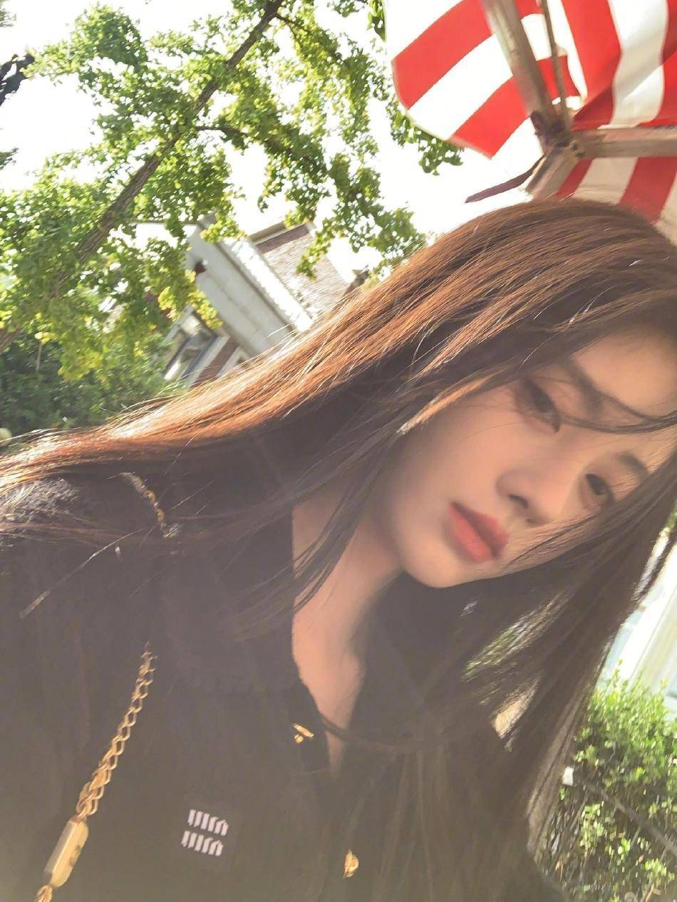 鞠婧祎身穿黑色上衣牛仔裙!雪肤玉貌玉腿纤细美若天仙