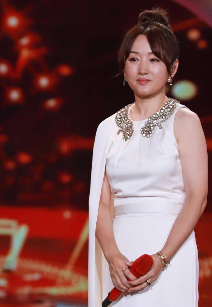 杨钰莹真的老了,穿露肩裙意外暴露发福身材,49岁"大妈感"十足_款式