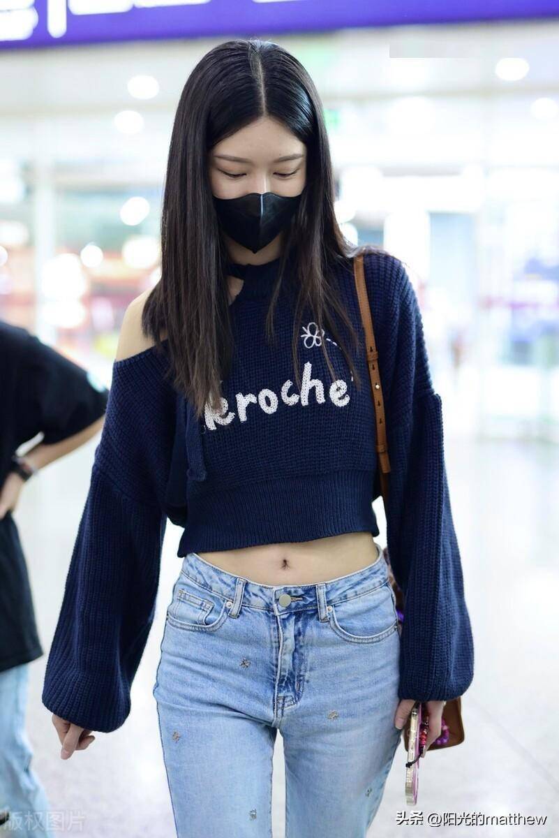 文咏珊蓝色针织衣搭牛仔裤现身机场,长发披肩温柔尽显_深圳_文咏珊
