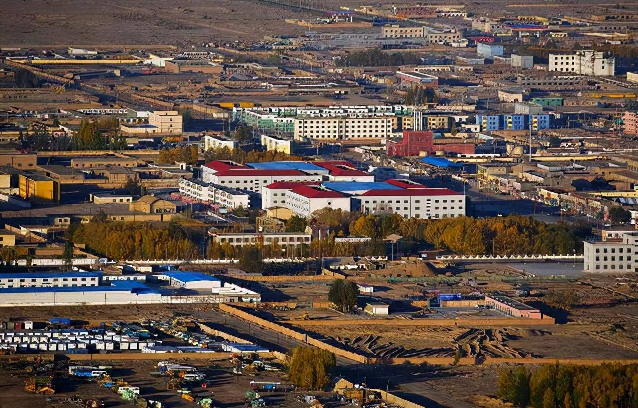 都位于海西州境内,比如大家都很熟悉的茶卡盐湖,德令哈,大柴旦翡翠湖