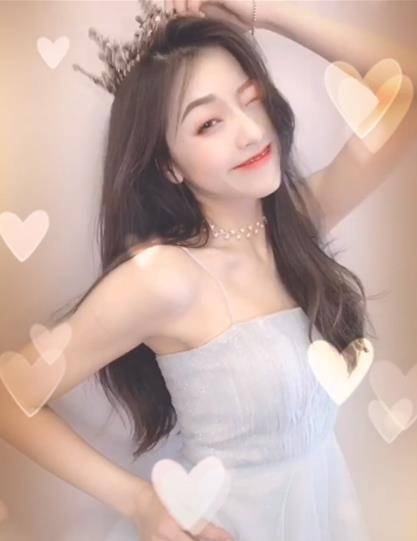 刘思瑶为何只穿裙子?当她换上紧身牛仔裤后,网友:男粉崩溃了