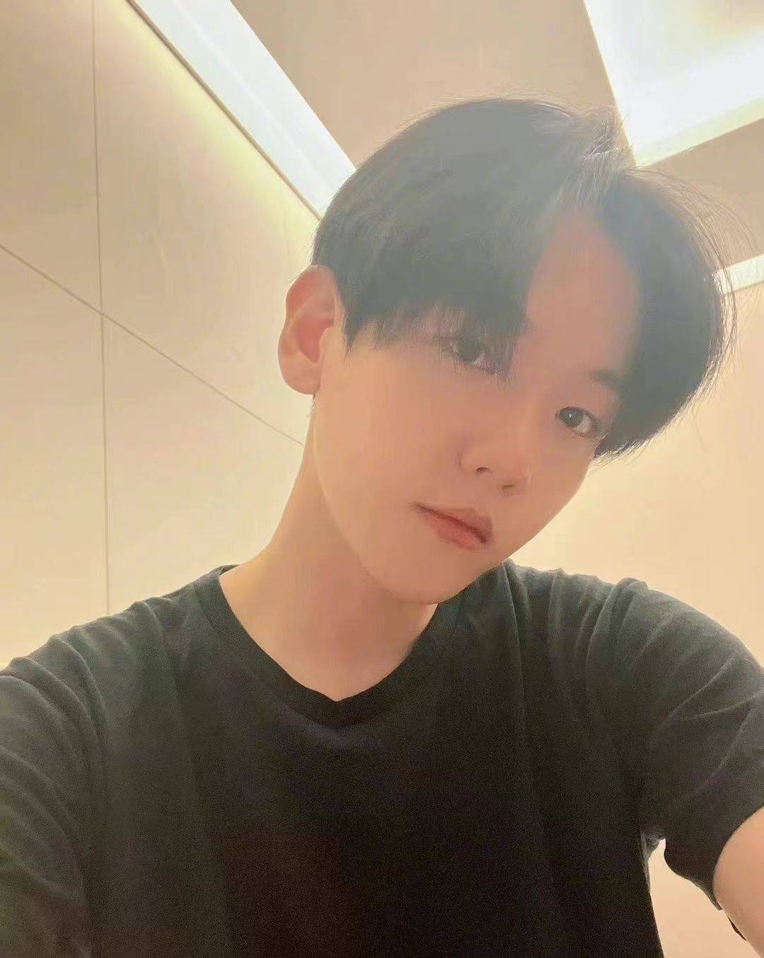 边伯贤突然清空动态 粉丝以为号被盗 本人回应称 想要重新开始 白铉 偶像 消息