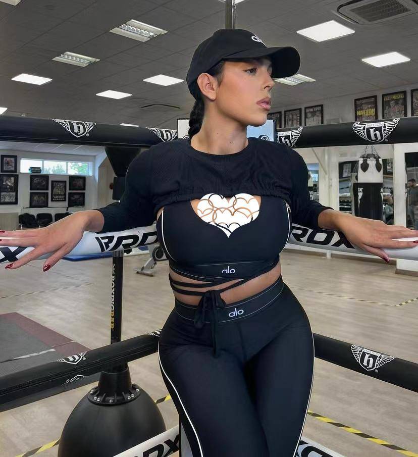 快乐的乔治娜,穿健身服,走进拳击台,气质真棒,身板不输卡戴珊_nininho