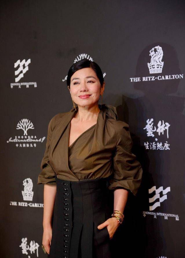 真美女都不整容,钟楚红老了虽有皱纹,但气质优雅依然漂亮!