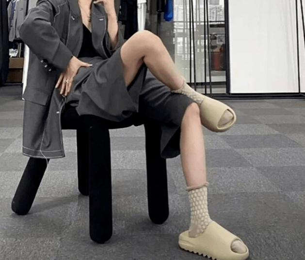 穿拖鞋上课的大学生,是再也没有在乎的人了吗_via_鞋子_巴卡