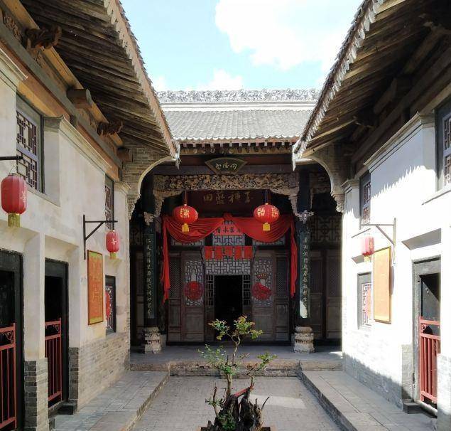 同时他也给后人留下了精美绝伦的李家大院,大院气势恢宏,同时吸纳了徽