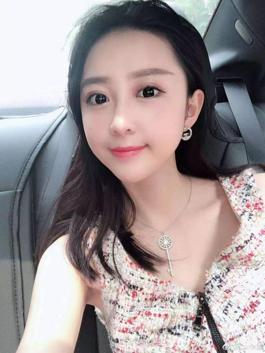 amy姐厚着脸皮讨好王思聪,夸对方睿智有亲和力,想蹭流量出道_宣云