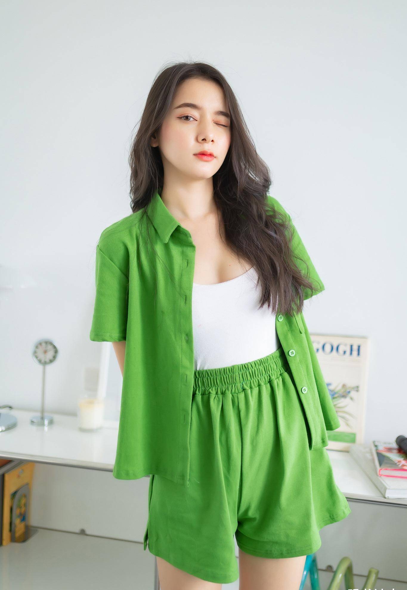 穿绿色套装的小姐姐,绝美的颜值,青春的气息,清新靓丽又养眼