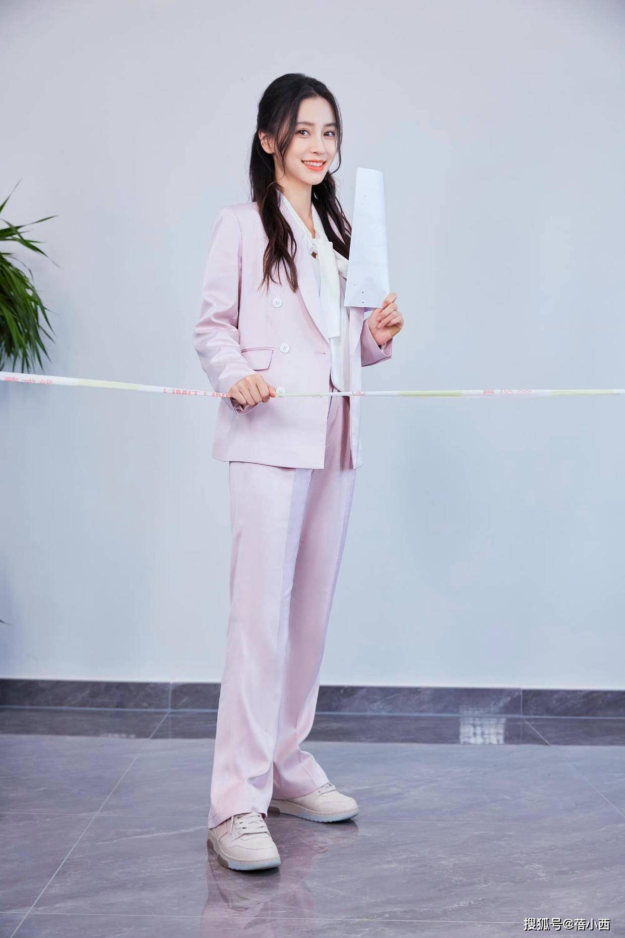 "杨颖"离婚后更美了,穿牛仔外套扎高马尾亮相,称得上最美辣妈