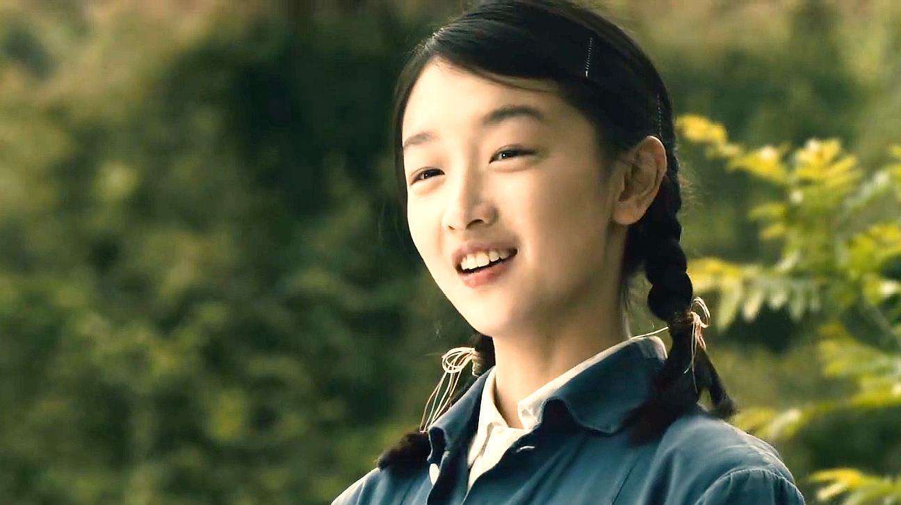 2010年周冬雨被张艺谋选中出演《山楂树之恋》的女主角静秋,出道就顶