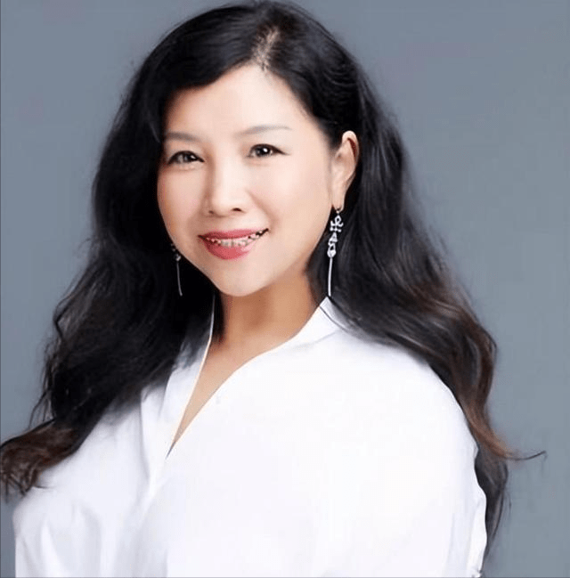 肖桦也是一位北大的高材生,她不但学习优异,而且还是北大的校花,从