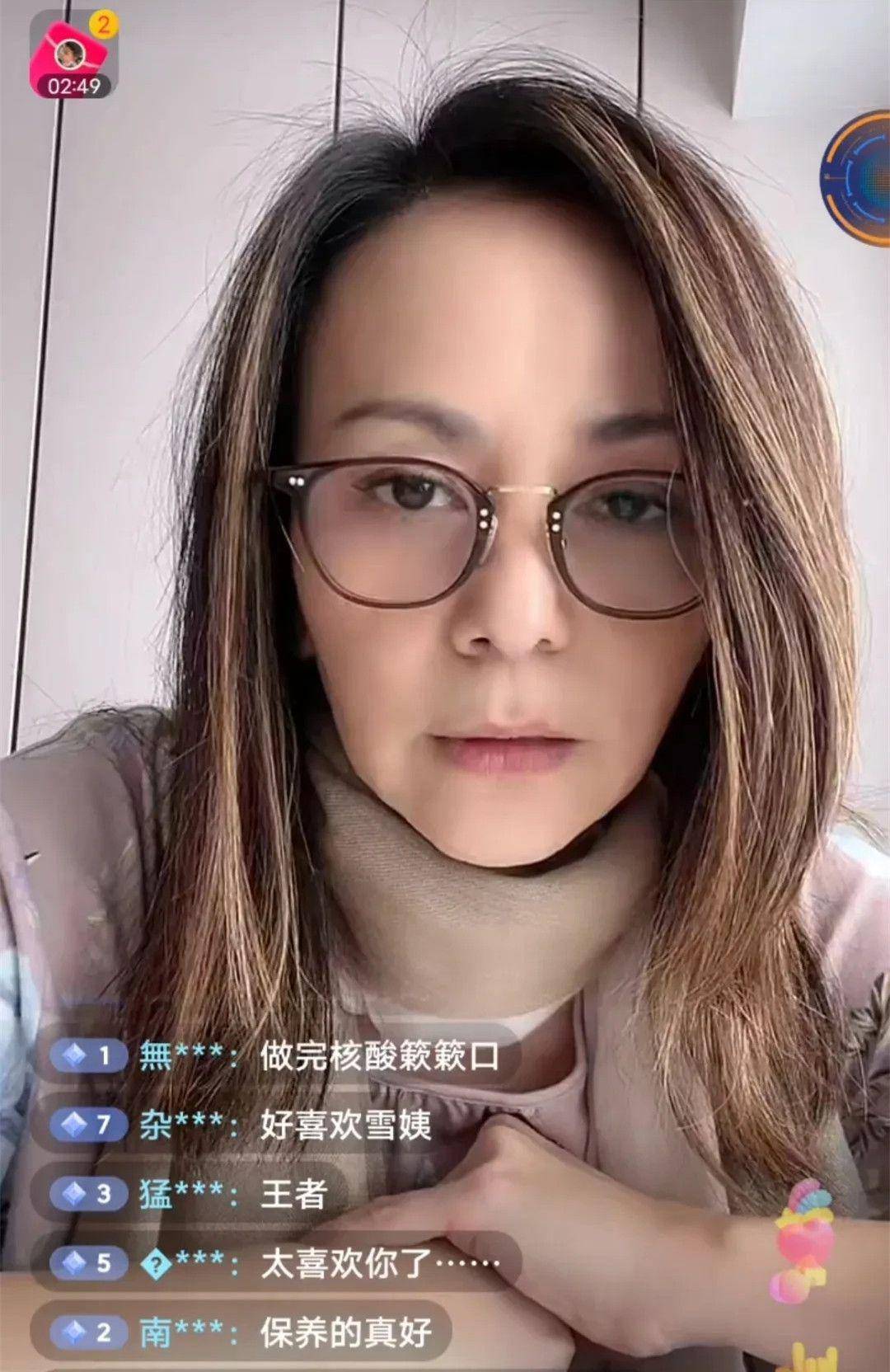 王琳素颜跟网友聊天,直言人老珠黄,这样优雅老去挺让人舒服的!